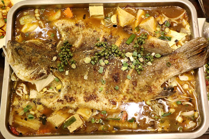 【羽諾食記】蜀江宅院-四川烤全魚 酒坊♥道地美味四川重慶烤魚♥國父紀念館站美食♥東區必吃美食