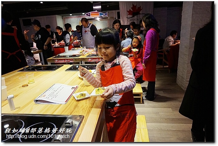 采蘋寶寶和阿嬤親子共廚初體驗》加拿大牛肉「親子樂廚房」教小朋友作營養元氣漢堡排@美威廚房