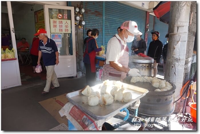 花蓮必吃人氣早餐》在地人推薦的一元飯店水煎包 花蓮必吃人氣早餐》在地人推薦的一元飯店水煎包