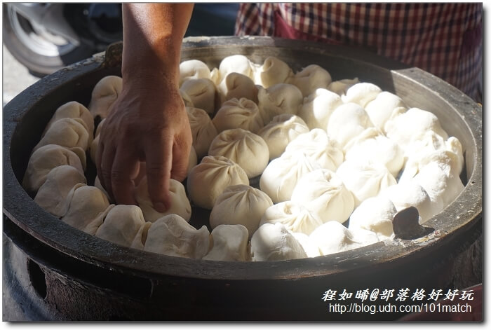 花蓮必吃人氣早餐》在地人推薦的一元飯店水煎包 花蓮必吃人氣早餐》在地人推薦的一元飯店水煎包