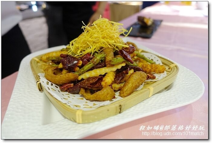 美國馬鈴薯無國界料理》駱師父、惡犬食堂、新帆船、PS TAPAS、拾穗、發福廚房等知名餐廳帶你用舌尖暢遊世界