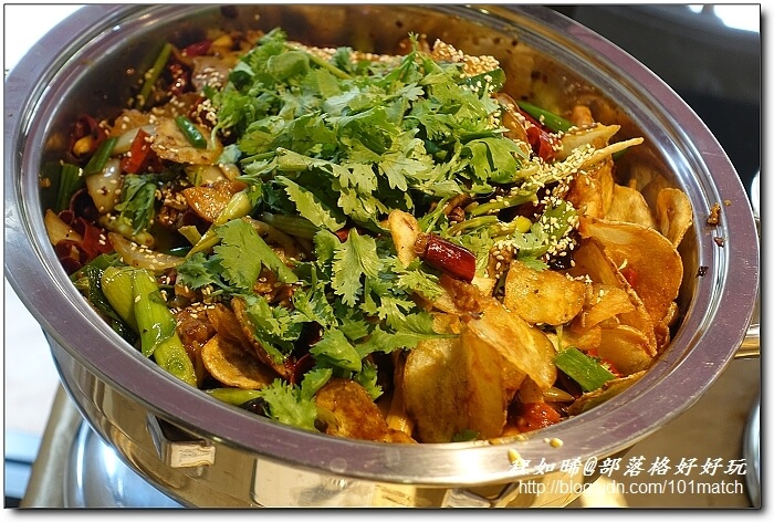美國馬鈴薯無國界料理》駱師父、惡犬食堂、新帆船、PS TAPAS、拾穗、發福廚房等知名餐廳帶你用舌尖暢遊世界