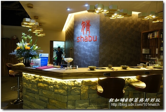 八年級美女開的婧Shabu涮涮鍋及日本料理》花藝和美味一起上桌 提供來自世界各地近三十種調味鹽【新莊美食推薦】
