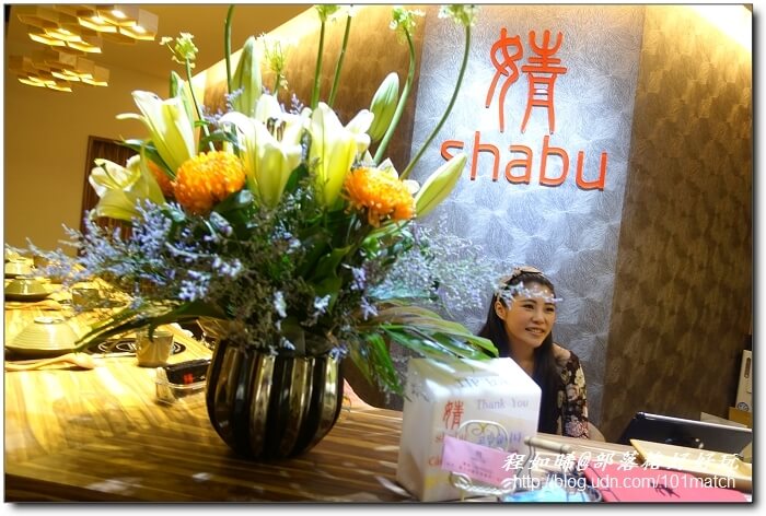 八年級美女開的婧Shabu涮涮鍋及日本料理》花藝和美味一起上桌 提供來自世界各地近三十種調味鹽【新莊美食推薦】