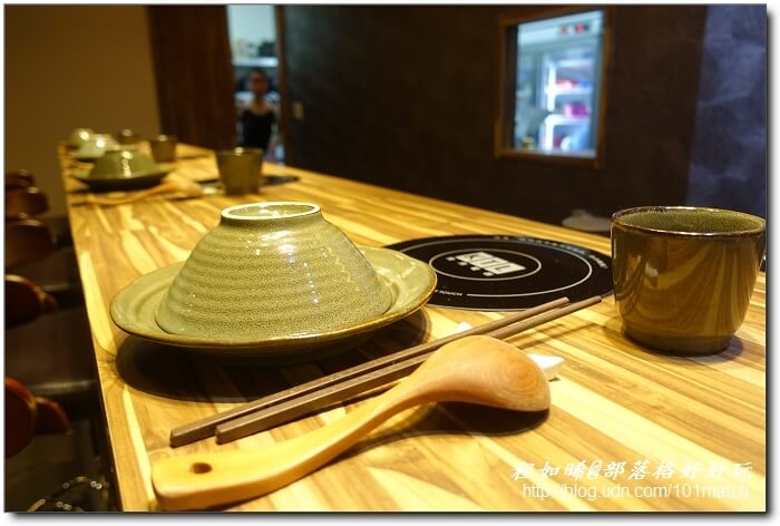 八年級美女開的婧Shabu涮涮鍋及日本料理》花藝和美味一起上桌 提供來自世界各地近三十種調味鹽【新莊美食推薦】