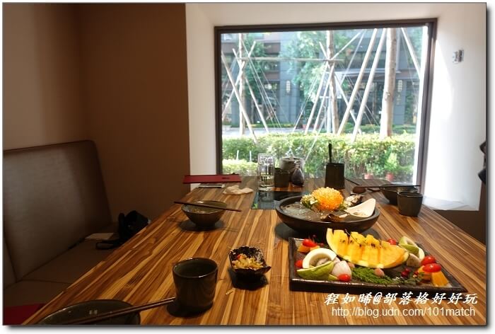 八年級美女開的婧Shabu涮涮鍋及日本料理》花藝和美味一起上桌 提供來自世界各地近三十種調味鹽【新莊美食推薦】