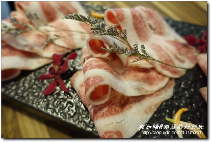 八年級美女開的婧Shabu涮涮鍋及日本料理》花藝和美味一起上桌 提供來自世界各地近三十種調味鹽【新莊美食推薦】
