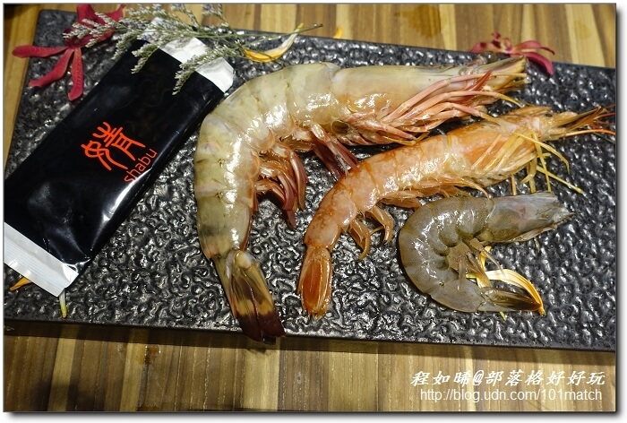 八年級美女開的婧Shabu涮涮鍋及日本料理》花藝和美味一起上桌 提供來自世界各地近三十種調味鹽【新莊美食推薦】