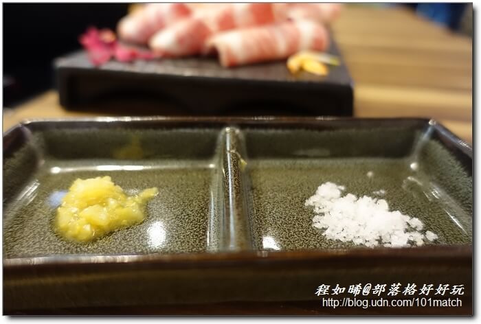八年級美女開的婧Shabu涮涮鍋及日本料理》花藝和美味一起上桌 提供來自世界各地近三十種調味鹽【新莊美食推薦】