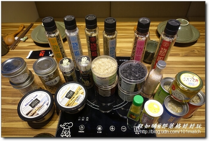 八年級美女開的婧Shabu涮涮鍋及日本料理》花藝和美味一起上桌 提供來自世界各地近三十種調味鹽【新莊美食推薦】