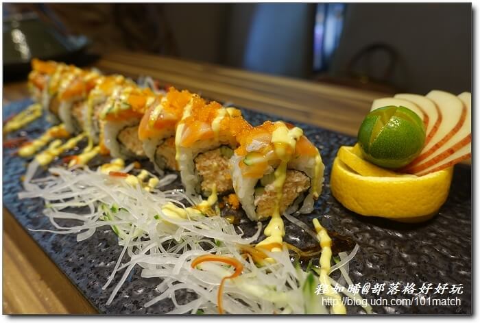 八年級美女開的婧Shabu涮涮鍋及日本料理》花藝和美味一起上桌 提供來自世界各地近三十種調味鹽【新莊美食推薦】
