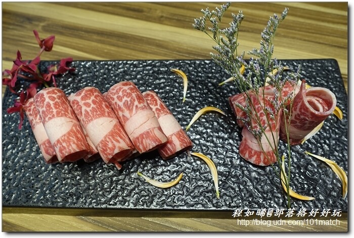 八年級美女開的婧Shabu涮涮鍋及日本料理》花藝和美味一起上桌 提供來自世界各地近三十種調味鹽【新莊美食推薦】