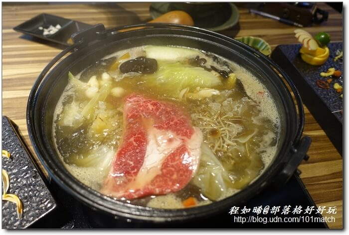 八年級美女開的婧Shabu涮涮鍋及日本料理》花藝和美味一起上桌 提供來自世界各地近三十種調味鹽【新莊美食推薦】