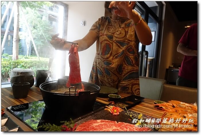 八年級美女開的婧Shabu涮涮鍋及日本料理》花藝和美味一起上桌 提供來自世界各地近三十種調味鹽【新莊美食推薦】