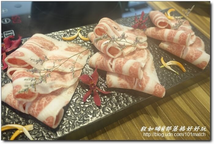 八年級美女開的婧Shabu涮涮鍋及日本料理》花藝和美味一起上桌 提供來自世界各地近三十種調味鹽【新莊美食推薦】