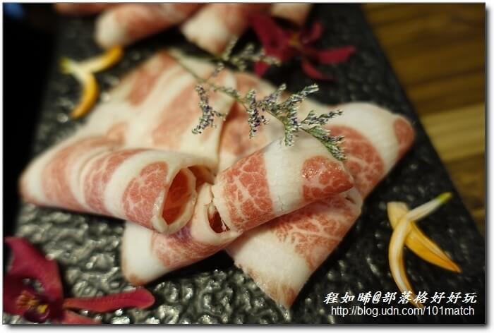 八年級美女開的婧Shabu涮涮鍋及日本料理》花藝和美味一起上桌 提供來自世界各地近三十種調味鹽【新莊美食推薦】