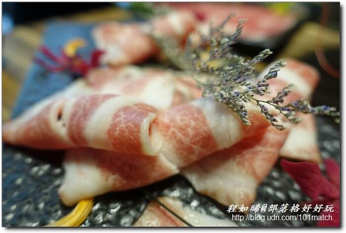 八年級美女開的婧Shabu涮涮鍋及日本料理》花藝和美味一起上桌 提供來自世界各地近三十種調味鹽【新莊美食推薦】