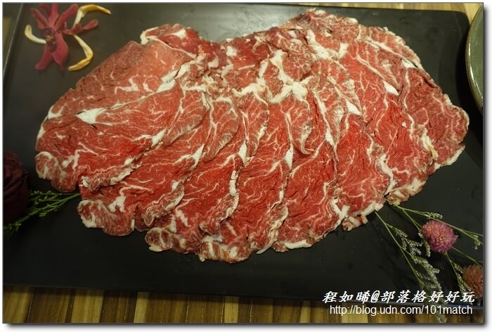 八年級美女開的婧Shabu涮涮鍋及日本料理》花藝和美味一起上桌 提供來自世界各地近三十種調味鹽【新莊美食推薦】