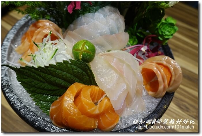 八年級美女開的婧Shabu涮涮鍋及日本料理》花藝和美味一起上桌 提供來自世界各地近三十種調味鹽【新莊美食推薦】