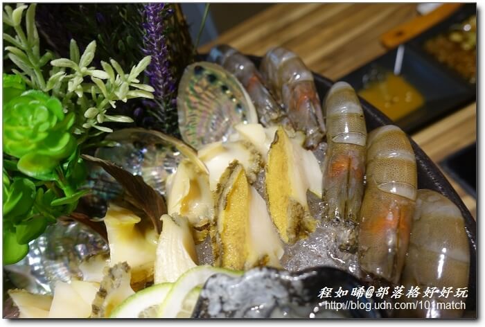 八年級美女開的婧Shabu涮涮鍋及日本料理》花藝和美味一起上桌 提供來自世界各地近三十種調味鹽【新莊美食推薦】