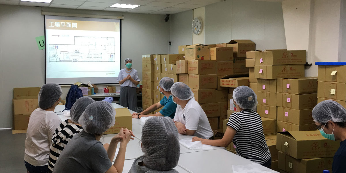 華新麗華愛心滿滿　喜憨兒志工禮盒裝箱作業-CSR