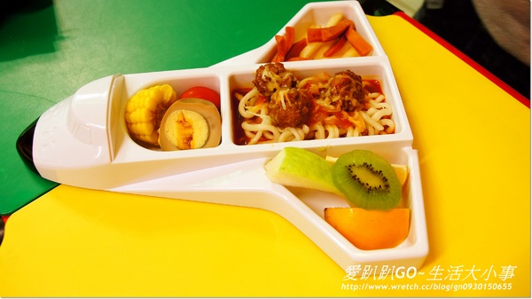 【食記/新北市】親子餐廳~戀戀花菓山美食主題館