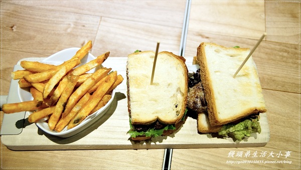 【食記/台北市】捷運美食～充滿時尚感的用餐空間Fabrica 椅子