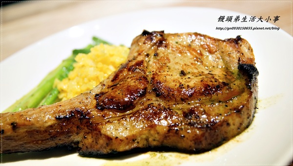 【食記/台北市】捷運美食～充滿時尚感的用餐空間Fabrica 椅子