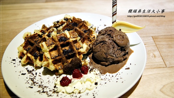 【食記/台北市】捷運美食～充滿時尚感的用餐空間Fabrica 椅子