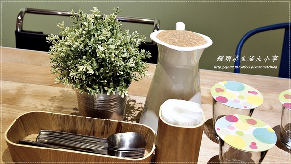 【食記/台北市】捷運美食～充滿時尚感的用餐空間Fabrica 椅子