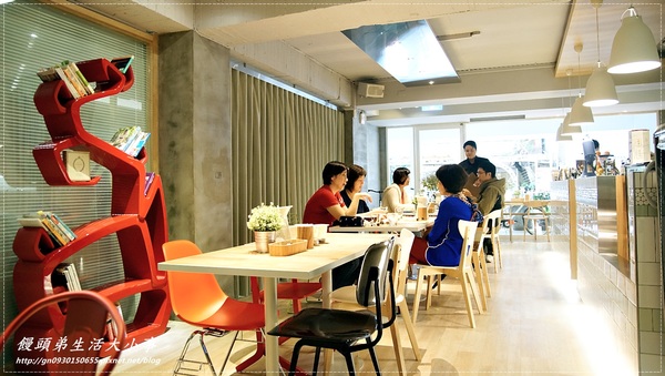 【食記/台北市】捷運美食～充滿時尚感的用餐空間Fabrica 椅子