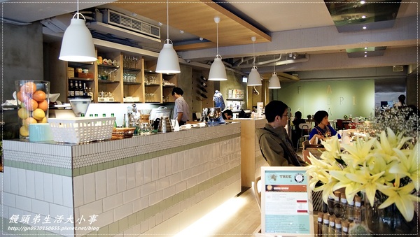 【食記/台北市】捷運美食～充滿時尚感的用餐空間Fabrica 椅子