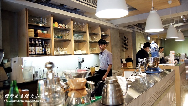 【食記/台北市】捷運美食～充滿時尚感的用餐空間Fabrica 椅子