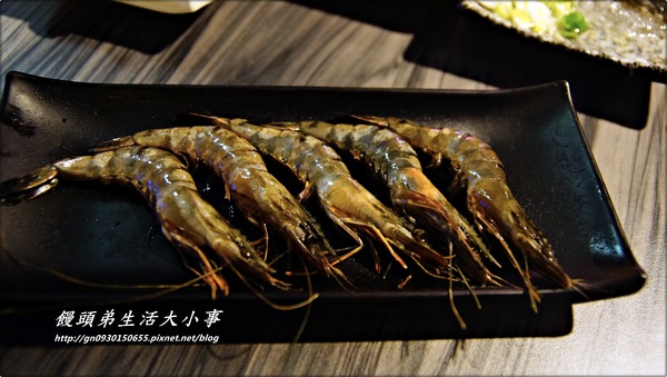 【食記/新北市】邊吃邊吶喊～超有ＦＵ的燒烤店♪♪YS碳烤BAR♪♪