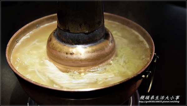 【食記/新北市】天冷要來吃吃酸菜白肉鍋補補身吧♪♪涮八方紫銅鍋♪♪