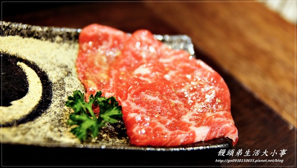 【食記／台北市】自己不用動手烤~專人服務的燒烤店♪♪甕也炭火燒肉-延吉店♪♪
