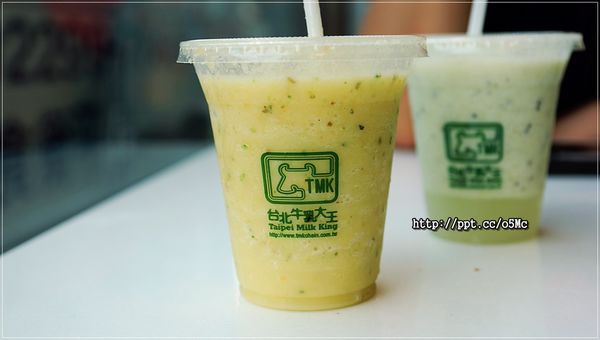 【台北牛乳大王】複合式餐點～健康、休憩、現代化的現榨果汁與乳品，超好喝綜合水果冰沙