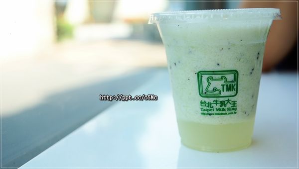 【台北牛乳大王】複合式餐點～健康、休憩、現代化的現榨果汁與乳品，超好喝綜合水果冰沙