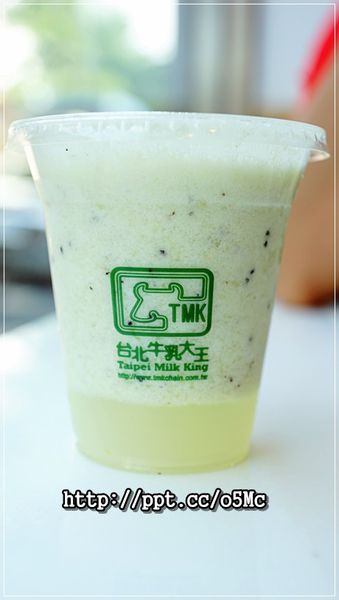 【台北牛乳大王】複合式餐點～健康、休憩、現代化的現榨果汁與乳品，超好喝綜合水果冰沙