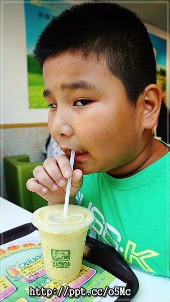 【台北牛乳大王】複合式餐點～健康、休憩、現代化的現榨果汁與乳品，超好喝綜合水果冰沙