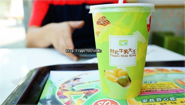 【台北牛乳大王】複合式餐點～健康、休憩、現代化的現榨果汁與乳品，超好喝綜合水果冰沙