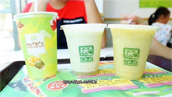 【台北牛乳大王】複合式餐點～健康、休憩、現代化的現榨果汁與乳品，超好喝綜合水果冰沙