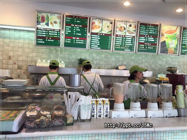 【台北牛乳大王】複合式餐點～健康、休憩、現代化的現榨果汁與乳品，超好喝綜合水果冰沙