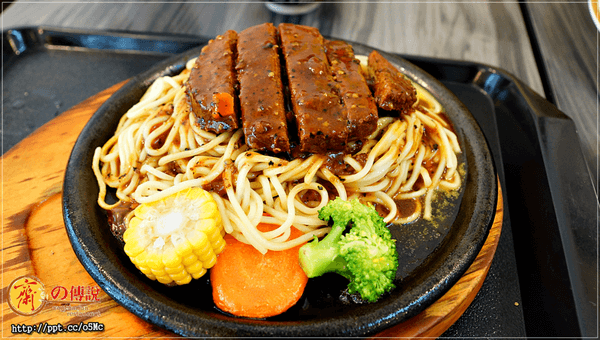【齋之傳說】市政府素食～超平價美食，超推薦鐵板神戶牛排／素滷飯／麥克雞塊飯，配菜任選四種，味道跟葷食一樣美味