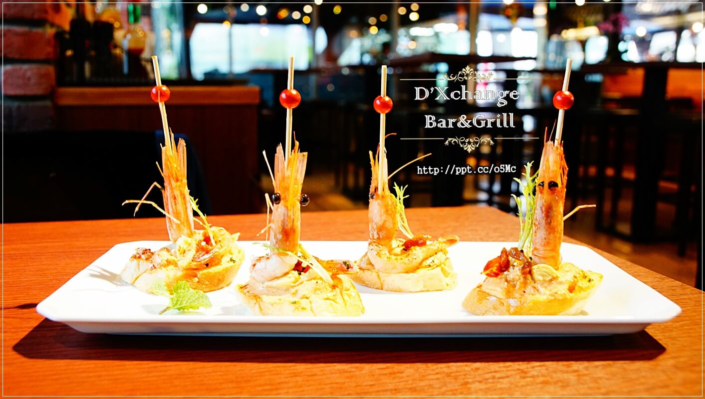 【D'Xchange Bar&Grill】國父紀念館站～跨年、情侶約會必選場所，氣氛好、環境佳、餐點美味、ＣＰ值高，甜蝦蟹肉沙拉／炭烤和牛凱薩沙拉／總匯海鮮墨魚燉飯／串烤海鮮拼盤／麻辣橄欖油佐伊比利豬肉魔鬼麵