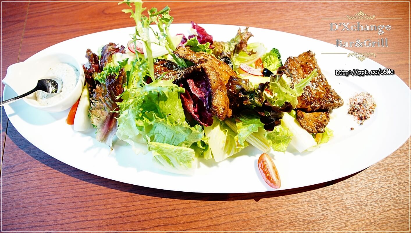 【D'Xchange Bar&Grill】國父紀念館站～跨年、情侶約會必選場所，氣氛好、環境佳、餐點美味、ＣＰ值高，甜蝦蟹肉沙拉／炭烤和牛凱薩沙拉／總匯海鮮墨魚燉飯／串烤海鮮拼盤／麻辣橄欖油佐伊比利豬肉魔鬼麵