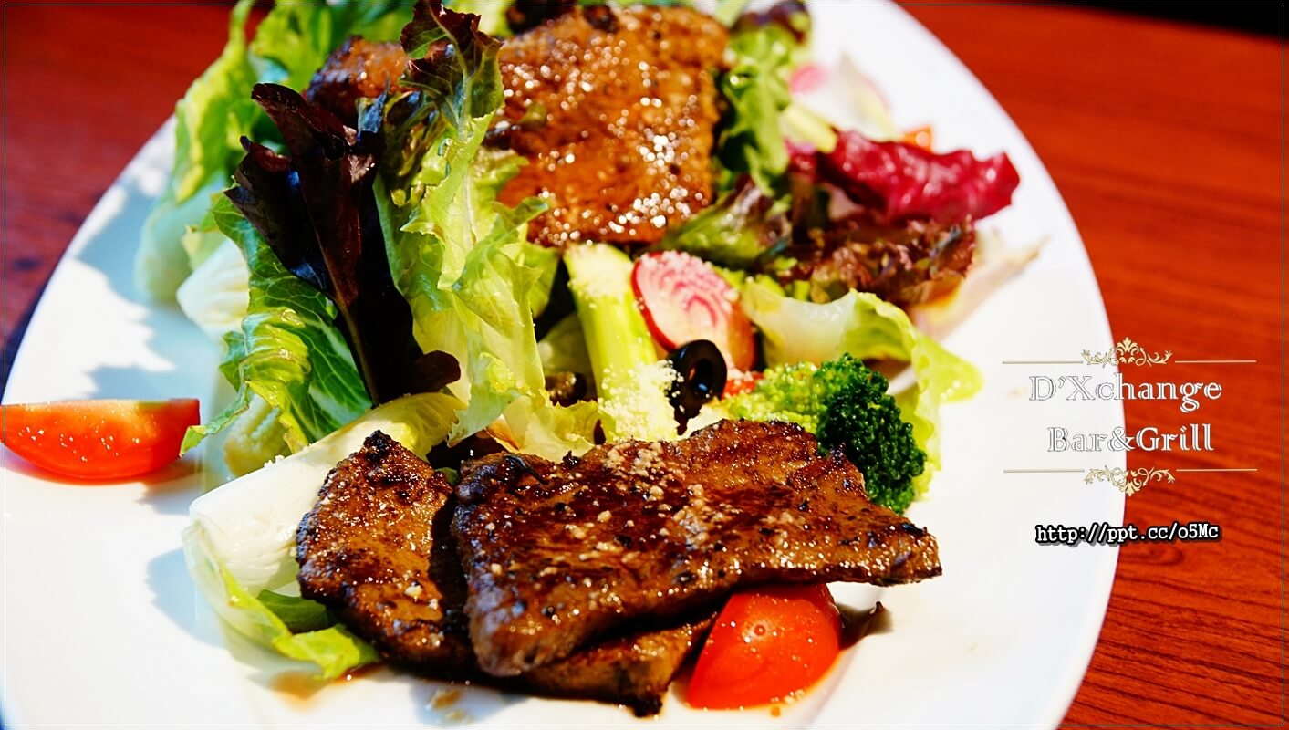 【D'Xchange Bar&Grill】國父紀念館站～跨年、情侶約會必選場所，氣氛好、環境佳、餐點美味、ＣＰ值高，甜蝦蟹肉沙拉／炭烤和牛凱薩沙拉／總匯海鮮墨魚燉飯／串烤海鮮拼盤／麻辣橄欖油佐伊比利豬肉魔鬼麵