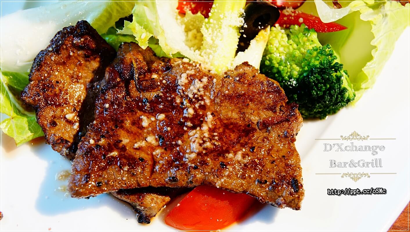 【D'Xchange Bar&Grill】國父紀念館站～跨年、情侶約會必選場所，氣氛好、環境佳、餐點美味、ＣＰ值高，甜蝦蟹肉沙拉／炭烤和牛凱薩沙拉／總匯海鮮墨魚燉飯／串烤海鮮拼盤／麻辣橄欖油佐伊比利豬肉魔鬼麵