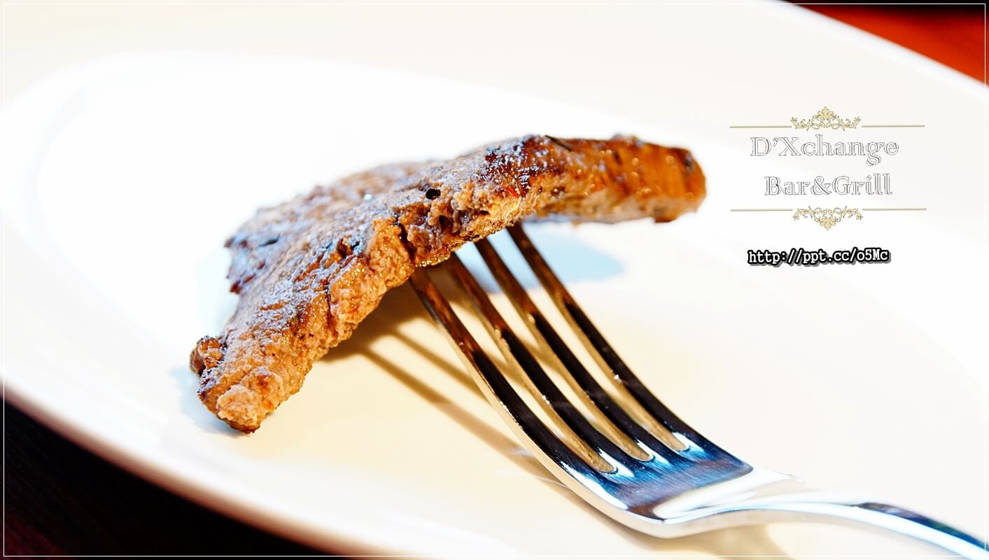 【D'Xchange Bar&Grill】國父紀念館站～跨年、情侶約會必選場所，氣氛好、環境佳、餐點美味、ＣＰ值高，甜蝦蟹肉沙拉／炭烤和牛凱薩沙拉／總匯海鮮墨魚燉飯／串烤海鮮拼盤／麻辣橄欖油佐伊比利豬肉魔鬼麵