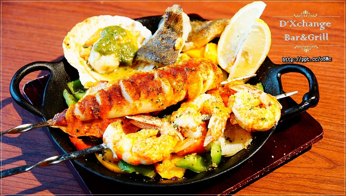【D'Xchange Bar&Grill】國父紀念館站～跨年、情侶約會必選場所，氣氛好、環境佳、餐點美味、ＣＰ值高，甜蝦蟹肉沙拉／炭烤和牛凱薩沙拉／總匯海鮮墨魚燉飯／串烤海鮮拼盤／麻辣橄欖油佐伊比利豬肉魔鬼麵